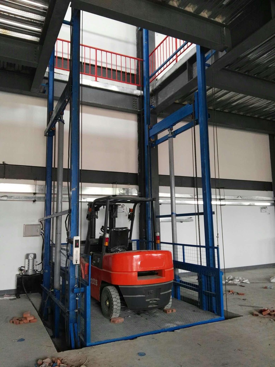 兩面導(dǎo)軌兩只缸導(dǎo)軌式升降機(jī) 兩面導(dǎo)軌兩只缸導(dǎo)軌式升降機(jī)